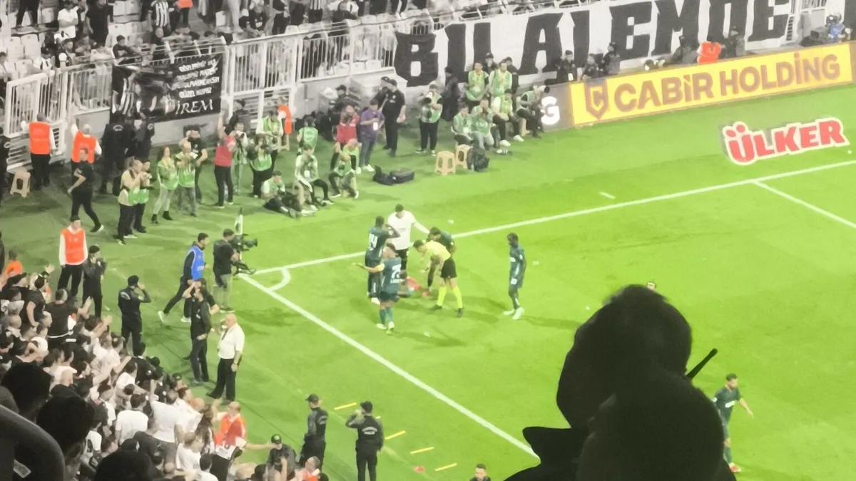 Daniel Agyei tribünlerden atılan madde sonrası yerde kaldı!