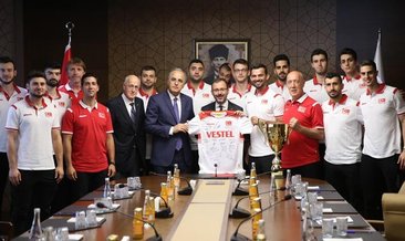 Bakan Kasapoğlu şampiyon voleybolcuları kabul etti