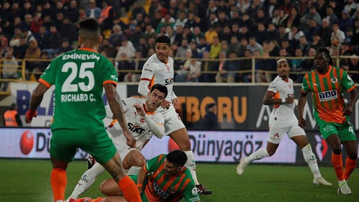 Galatasaray'da penaltı itirazı! VAR'la konuştu 'Devam' dedi Galatasaray'da penaltı itirazı! VAR'la konuştu 'Devam' dedi
