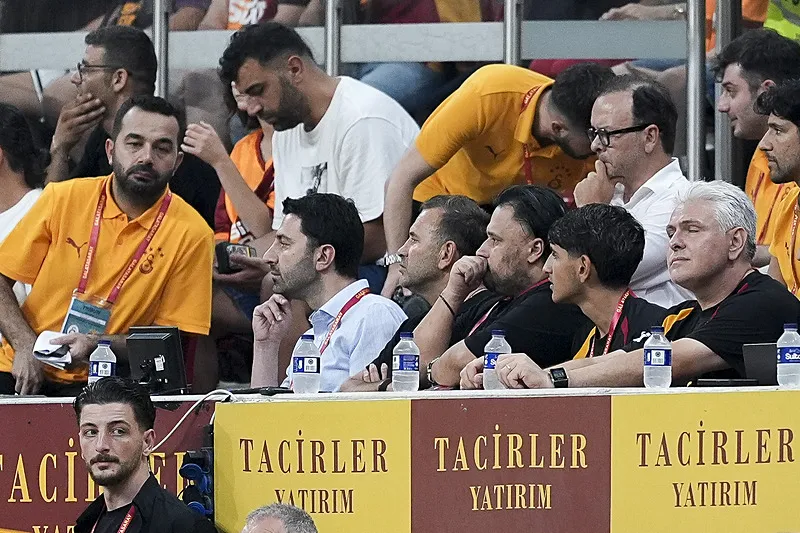 Okan Buruk maçın başında kırmızı kart gördü! - 1