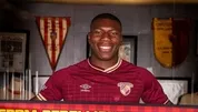 Armstrong parmak ısırtıyor