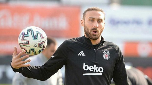 Cenk Tosun derbide sahada #