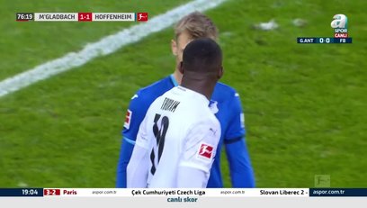 >Bundesliga'da çirkin olay! Rakibinin yüzüne tükürdü