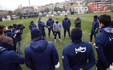 Son dakika spor haberi: Fenerbahçe Emre Belözoğlu yönetiminde ilk antrenmanı gerçekleştirdi
