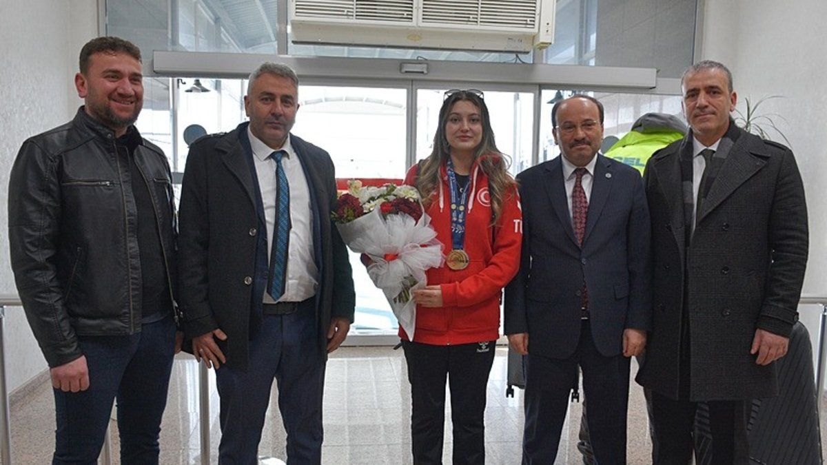 Altın kız Damla yurda döndü