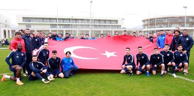 Antalyaspor’dan şehitlere bayraklı saygı