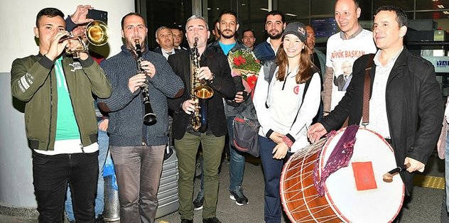 Altın kız Ayşe Begüm'e görkemli karşılama
