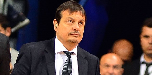 Ergin Ataman Fenerbahçe Beko - Anadolu Efes maçında parkeye yine kulaklıkla çıktı