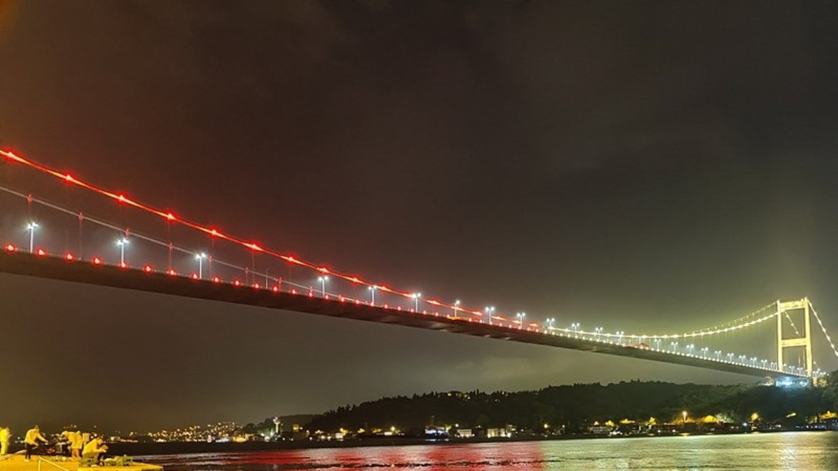 Fatih Sultan Mehmet köprüsü Galatasaray için sarı-kırmızı renklerle ışıklandırıldı