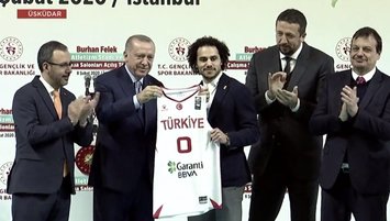 Başkan Erdoğan Larkin'e milli takım formasını hediye etti