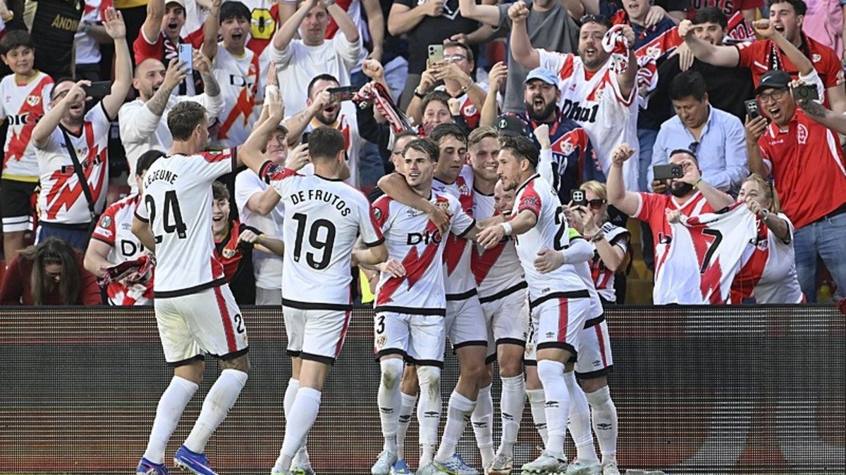 Rayo Vallecano'dan maç sonu Filistin bayraklı kutlama!