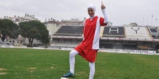 Türkiye'nin ilk başörtülü futbolcusu sahaya çıktı