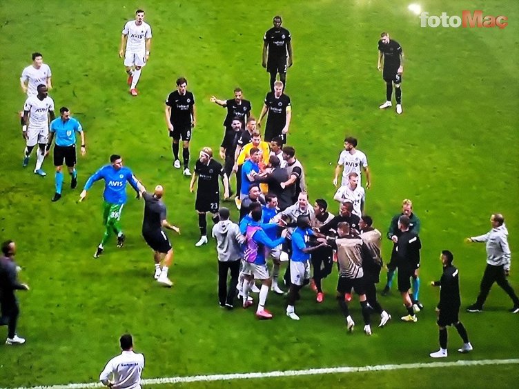 Son dakika spor haberi: Frankfurt Fenerbahçe maçında maç sonu olay! Faul sonrası ortalık karıştı