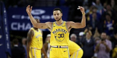 Curry'den üç çeyrekte 51 sayı