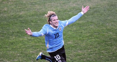 Uruguaylı Diego Forlan futbolu bıraktı