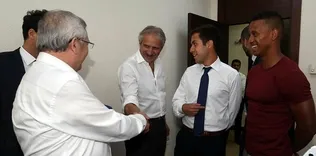 Başkana imza için eleştiri