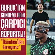 <p>Galatasaray'da Teknik Direktör Okan Buruk, sarı kırmızılı kulübün YouTube kanalında gündeme dair önemli açıklamalarda bulundu. Başarılı çalıştırıcının Victor Osimhen, Mauro Icardi ve Wilfried Singo ile ilgili sözleri dikkat çekti. İşte o röportajdan başlıklar...</p>
<p><strong>"BİR AN ÖNCE OYUNCULARIMIZI BEKLİYORUZ"</strong></p>
<p>"İyiyiz. Milli takım arası. Biraz dinlendik. Tekrar çalışmalara başladık. Çok az oyuncu var, çoğu milli takımda. Dinlenme, kalan ve sakat oyuncuları hazırlama. Bir an önce oyuncularımızı bekliyoruz."</p>
<p><strong>"OSIMHEN'İ GÖNDERİRKEN KORKUYORUZ"</strong></p>
<p>"Vallahi biz Osimhen'i gönderirken korkmaya başlıyoruz. Sadece uçağın camının kırılması değil... Afrika'da oynayan oyuncular için hem maç sertliği hem stadyum zeminlerinin kötü olması, her gönderdiğimizde korkuyoruz. Bir önceki maçta Osimhen sakatlandı. Bu sefer maçı bitirdik. Bu kez dönüşteki uçakta problem çıktı. Haberi görünce korktuk. Önemli bir şey yok. İkinci maçı da sağ salim oynayıp dönecektir. Lemina da 75 dakika oynadı. Birçok oyuncu için bu korkuyu yaşıyoruz."</p>
<div class="ContentRelation ftm" data-close-button="true" relation-id="76e2fa6c-cf31-40ca-ab63-4b9d18db1e14" slave-id="40fe1101-8bfd-435f-a3fd-9dd0f3abdad8" template="76" title="galatasarayda-okan-buruktan-mauro-icardi-aciklamasi-sozlesmesi" type="HABER">
<div class="news-similar blue">
<div class="pic-area"><a href="/galatasaray/2025/10/13/galatasarayda-okan-buruktan-mauro-icardi-aciklamasi-sozlesmesi"><img src="https://iaftm.tmgrup.com.tr/bc8632/176/105/0/0/1500/895?u=https://iftm.tmgrup.com.tr/2025/10/13/galatasarayda-okan-buruktan-mauro-icardi-sozleri-1760355587938.jpeg" style="height:105px; width:176px"> </a></div>
<a class="news-title" href="/galatasaray/2025/10/13/galatasarayda-okan-buruktan-mauro-icardi-aciklamasi-sozlesmesi"><span class="title-wrapper"> <span> Buruk'tan Icardi açıklaması! Sözleşmesi... </span> <span class="read-more"> <span href="/galatasaray/2025/10/13/galatasarayda-okan-buruktan-mauro-icardi-aciklamasi-sozlesmesi"> Devamını Oku <i class="flatWeb flaticon-next"></i> </span> </span> </span> <span class="next-news"> <span href="/galatasaray/2025/10/13/galatasarayda-okan-buruktan-mauro-icardi-aciklamasi-sozlesmesi"> BUNU DA OKU <i class="flatWeb flaticon-comment"></i> </span> </span> </a></div>
</div>
<p><strong>"GÜRCİSTAN'A KARŞI FAVORİ BİZİZ"</strong></p>
<p>"Türk Milli Takımı ve oyuncularımızı tebrik ediyorum. Çok önemli bir galibiyet aldılar. Montella hocayı ve oyuncularımız tebrik ederim. Stratejik bir galibiyet aldık. İspanya maçının eksi averajını buradan çıkartmış oldu. Futbolda her sonuç var. Gürcistan'a karşı favori biziz. En kötü senaryoda bile bu averaj bize fayda getirecek. Milli oyuncularımızı, teknik heyeti tebrik etmek gerekir."</p>
<p><strong>"DÜNYA KUPASI'NA KATILACAĞIMIZA İNANIYORUM"</strong></p>
<p>"Şu anda gözüken İspanya'nın önde gittiği ve bunu kolay kolay bırakmayacağı. İkincilik burada önemli olacak. Futbolda hiçbir şey belli olmuyor ama bize oynadığı, aldığı galibiyeti, form durumu... FIFA'da genel averaja bakılıyor. Onlar birinci olacak gibi gözüküyor. Playoffta bizim eleyip Dünya Kupası'na gideceğimiz rakipler bekliyorum. Daha güçlü olan taraf biziz. 2002'den 24 yıl sonra tekrar Dünya Kupası'nda takımımız yer alacak. Ben o heyecanı yaşadım. Çok önemli bir üçüncülük ile bitirmiştik. Katılamıyoruz ama katıldığımız zaman çok önemli başarılar elde ediyoruz. Son Avrupa Şampiyonası'nda oynadığımız oyun ve derecemiz güzeldi. Dünya Kupası'na katılacağımıza inanıyorum."</p>
<p><strong>"G.SARAYLI OLMAKTAN GURUR DUYUYORUM"</strong></p>
<p>"Futbolcu olarak 2000'e kadar olan üst üste 4 şampiyonluk, Avrupa'da kupa, devamında hem teknik adam olarak 3 tane üst üste şampiyonluk. Bunlar benim için önemli, değerli. Ben 11 yaşımda Galatasaray'da futbola başladım, tüm hayatım burada geçti neredeyse. 120 yılın büyük bir bölümünde büyük başarılarla yer aldım. Bundan gurur duyuyorum. Galatasaray'ın bir parçası olmaktan, Galatasaraylı olmaktan gurur duyuyorum. Birçok insan bu gururu duyuyor. Sadece saha içi başarılarla değil saha dışı duruşla da Galatasaraylılık başka bir şey. Her takım değerli. Şu yanılgıya düşüyoruz; sadece sevdiğimiz takım üzerinden futbolu okumak doğru olmuyor. Bizim açımızdan Galatasaraylı olmak, Galatasaray'ı yaşamak, yüzyıllara dayanan bir kültüre dayanıyor Galatasaray. 2025'teyiz, yükselerek devam ediyoruz."</p>
<p><strong>"SADECE G.SARAY DEĞİL, HEPİMİZ DAHA FAZLASINI YAPMALIYIZ"</strong></p>
<p>"Bu yükselişin son 3 senesinde ben teknik direktör olarak yer aldım. Avrupa'daki Şampiyonlar Ligi'nde yer almamız, özellikle çok iyi takımlara karşı aldığımız performanslar, bunlar tabii ki Galatasaray'ın hayallerinden biri. Bu sene de inşallah 120. yıla yakışır şekilde hem formamızı hem kimliğimizi hem Galatasaray'ı en iyi şekilde temsil etmek istiyoruz. Türk futbolu açısından önemli başarılara ihtiyacımız var, sadece Galatasaray değil. Hepimiz daha fazlasını yapmalıyız. Çok küçük detaylar, özellikle Şampiyonlar Ligi'nde sonuçlara etki ediyor. Hep mükemmel olmalısınız. Liverpool maçında gördük, hep mükemmel olursanız kazanıyorsunuz. O günkü atmosfere geri döndüğümde her seyirci bir futbolcu kadar maçı yaşadı. O yüzden bu tür konsantrasyonlar gerçekten mükemmel bir iş çıkartmak istiyorsanız her detay önemli. 120. yıl inşallah başarılarla dolu, şampiyonluğun olduğu, Avrupa'da büyük başarıların olduğu bir yıl olur."</p>
<p><strong>"OYUNCULARIMA GÜVENİYORUM"</strong></p>
<p>"Ben başlangıç diyebilirim. (Ligin ilk 8 haftası) Ligin başlangıç tablosu... Ne kadar geçen seneki kadroyu korursak koruyalım, transfer dönemi kolay değil, zor geçiyor. Keşke basketbol gibi böyle istediğinizi alabilseniz. Bonservis yok, bir şey yok. Avrupa'da değerlilik yok basketbolda. Futbol çok farklı. Hem süre var hem bonservis var. Avrupa'da 5 büyük lig var. 5 büyük ligden oyuncu getirmek zor. Genç oyuncu getirmek daha zor. Maliyetler arttı. Çok büyük zorluklar yaşıyoruz. Bunu tamamladıktan sonra oyuncunun gelmesi, adaptasyonu, bazısı da eksik geliyor. Bazıları takımlarıyla hazırlık yapmadan geliyor. Başlayan oyuncularla gelenler aynı seviyede olmuyor bazen. Çok kaliteli bir kadro kurmanız gerekiyor Şampiyonlar Ligi'ndeyseniz. Bu önemli bir kadro da rekabet getiriyor. Daha çok birbirine yakın oyuncu tercih etmelisiniz. Daha çok rotasyon yapmanız gerekiyor. En hazır 11'le değil, bir sonraki maçı da düşünerek bazı değişikliklerle gitmeniz gerekiyor. Bütün oyuncuları kullanmanız, hazır durumda tutmanız, motive etmeniz gerekiyor."</p>
<div class="ContentRelation ftm" data-close-button="true" relation-id="5f6b97f2-9c50-43bf-81d3-e35eba6aebb6" slave-id="242858f9-c680-4a69-90a7-19c1be5a29ea" template="76" title="okan-buruktan-wilfried-singo-aciklamasi-sahalara-ne-zaman-donecek" type="HABER">
<div class="news-similar blue">
<div class="pic-area"><a href="/galatasaray/2025/10/13/okan-buruktan-wilfried-singo-aciklamasi-sahalara-ne-zaman-donecek"><img src="https://iaftm.tmgrup.com.tr/ff64db/176/105/0/21/1500/915?u=https://iftm.tmgrup.com.tr/2025/10/13/okan-buruktan-wilfried-singo-aciklamasi-sahalara-ne-zaman-donecek-1760354997344.jpeg" style="height:105px; width:176px"> </a></div>
<a class="news-title" href="/galatasaray/2025/10/13/okan-buruktan-wilfried-singo-aciklamasi-sahalara-ne-zaman-donecek"><span class="title-wrapper"> <span> Buruk'tan Singo açıklaması! </span> <span class="read-more"> <span href="/galatasaray/2025/10/13/okan-buruktan-wilfried-singo-aciklamasi-sahalara-ne-zaman-donecek"> Devamını Oku <i class="flatWeb flaticon-next"></i> </span> </span> </span> <span class="next-news"> <span href="/galatasaray/2025/10/13/okan-buruktan-wilfried-singo-aciklamasi-sahalara-ne-zaman-donecek"> BUNU DA OKU <i class="flatWeb flaticon-comment"></i> </span> </span> </a></div>
</div>
<p><strong>"HEPSİNİ HESAPLAMAMIZ GEREKİYOR"</strong></p>
<p>"Lig ile beraber Şampiyonlar Ligi çok zor. Türkiye'de bunu yaşayan takımlar hep zorlanmıştır. Biz bunu yaşamadık. 2 sene önce de, bu sene de... Zorluklar oluyor, bazı maçlara odaklanmak zor oluyor. Oyuncuları doğru hazırlamak gerekiyor. Bu değişimleri yapmak zorundayız. Konuşmak çok güzel, futbol çok kolay ve konuşulduğu için değil, herkes rahat anlayabildiği için değerli. Bazısı evinde yapıyor, bazısı kahvede, bazısı sokakta işinde, bazısı kamera önünde yapıyor. Benzer şeyleri duyuyorsunuz. Herkesin iyi bildiği, anladığı şeyler var. Bir de bu taraf var, bu tarafı kimse bilmiyor. Antrenmanlar, oyuncuların psikolojisi nasıl bilmiyorlar. Sadece 11 oyuncu üzerinden gidemiyorsunuz, tüm takımı düşünmelisiniz. Buradaki ortamı da hep pozitif tutmak zorundasınız. Bir teknik adam için bu çok zor. Çok iyi kadro kuruyorsunuz ama herkese şans vermelisiniz. Oyunlar arasında farklılıklar olabiliyor. Son üç seneye baktığımda, ligi çok iyi bitirdik hep. Tek maça düşünce farklı oluyor. Daha çok idman, daha çok taktik çalışması, fiziksel olarak farklı. Bu aylar, maçların yoğunlaştığı aylar... Bir de milli maçlar var. Bunların hepsini hesaplamalıyız. Oyuncu değişiklikleri yapıyoruz. Sadece bu 11 oynamalıydı, bu maçta bu olması gerekirdi üzerinden insanlar değerlendirme yapmamalı. Tüm oyuncuları hazır tutmalıyız. Bu da bizi teknik adam olarak zorluyor. İyi bir gruba sahibiz. Çok iyi bir kadro kurduk bu sene. O anlamda oyuncularıma çok güveniyorum. Yine önemli başarılara imza atacağız. Sakatlıklar önemli. Sezon içerisinde çok şükür fazla sakatlık yaşamadık ama her takım için olağan. Sakatlık problemleri ortaya çıkabiliyor birçok takımda. Çok şükür şu ana kadar bir tek Singo'nun sakatlığı oldu. Onun dışında çok önemli bir problemimiz yok."</p>
<p><strong>"ASLOLAN G.SARAY'DIR"</strong></p>
<p>"Bu rekorları kıran Galatasaray'dır. Ben teknik adam olarak başındayım. Oyuncularımız işin içinde. Her zaman rekorları kıran Galatasaray'dır. Başkan, yönetim, hoca üzerinden farklı şekilde okuyabiliriz ama aslolan Galatasaray'dır. Galatasaray'ı hedef rekorlar kırmaktır. İçinde yer almak sevindirici. Bu sene 4'üncü şampiyonluk. Ben bunu daha önce futbolcu olarak yaşadım. İlk amacımız şampiyonluk. Avrupa'daki başarılar çok önemli. Ses getirmemiz önemli. Liverpool maçında yaptık ama bu yetmez, sadece bir maç kazandık, Şampiyonlar Ligi'nde bir şey kazanmadık. Bu galibiyeti değerli kılmak için bundan sonraki maçları da kazanıp hayalimizin yolunda yürümeliyiz. İlk hedefimiz 4 sene üst üste şampiyonluk."</p>
<p><strong>"LIVERPOOL'U YENMEK ÖNEMLİYDİ"</strong></p>
<p>"Liverpool, Premier Lig'i kazanmış, dünyanın en iyi takımlarından biriydi. Onları yenmek önemliydi. Geçen sene en iyi Tottenham'a karşı oynadık, çok daha farklı kazanabilirdik. Ondan önceki sene Manchester United deplasmanı. Aslında çok net bir şekilde bunları sayarken bir yandan da çok iyi takımları, çok önemli kadrolara karşı kurduğumuz üstünlüğü, bizden daha düşük değerde ve kalitede takımlara karşı da kurmalıyız. Bunları konuşurken bir yandan bunları anlıyoruz. O maçları da aynı şekilde odaklanmamız gerekiyor. O takımlara karşı da bu konsantrasyonu yakalarsak Avrupa'da işimiz kolay olacak. İkinci üçüncü sene Avrupa maceralarımızın bitişinde, rakipleri kendi seviyemizde görmememiz... Bunun için birçok şey yapıyoruz. O maç günü, maç performansı çok farklı şeyler çıkartabiliyor. Tam olarak saha içini göremiyorsunuz."</p>
<p><strong>"HAYATIM HEP KAZANMAK ÜZERİNEYDİ"</strong></p>
<p>"Kadro çok önemli, birincisi. Kadro yapısı, elinizdeki oyuncular. Şampiyonluk için bu çok önemli. Başakşehir'de bu kadro, bu oyuncu kalitesi vardı. Doğru şekilde yönettiğinizde o şampiyonluğa ulaşabilecek bir kadro vardı. Tabii ki çok zor. Ligin başında 4 büyük takım vardı ama Başakşehir'in parolası şampiyonluktu. Akhisar'da kupa hedefiniz yoktu. Bunları hedeflemek tabii ki çok önemli. Ben futbolculuk zamanımda hep kazanarak geldim. O psikolojiyi yaşamak, onu oyunculara anlatmak çok önemli. Galatasaray'da bunu yaşadım. Kolay kolay final kaybetmedik. Ligde finallerde hep kazandık. Kazanmaya alışkın bir ruh, onu oyuncularına doğru anlatan bir ruh da farklı oluyor. Hayatım hep kazanmak üzerineydi."</p>
<p><strong>"MOTİVE KALMANIZ GEREKİYOR"</strong></p>
<p>"Bu işin içerisine girince motive kalmanız, bunu kaybedince bu işi yapmamanız gerekiyor. Her hafta 1 maç var. 1 maç kazanıyorsunuz, 2-3 gün sonra bir maç daha oluyor, onu da kazanmak zorundasınız. Sevilmeye de üzülmeye de yer yok. Çok maç kaybetmedik bir kere. Çok üst üste kaybetmedik. Çok az maç kaybettik 3 senede. Her kaybettiğimiz maçta yıkım, 5 maç kaybetmek gibi oluyor. Bu yıkım, bu düşüş, bu düşüşten sonra herkesi tekrar toparlamak, oyuncuyu, içeriyi, staff'ı, seyirciyi... Bu kolay değil. Bu aynı şekilde kazandığınız zaman da oluyor. Kazanınca doğru analiz etmek gerekiyor. Sevinmeye ve üzülmeye vakit yok. Kendi kişiliğinizi göstermeniz gerekiyor."</p>
<p><strong>"HEDEFTEN HİÇ UZAKLAŞMADIK"</strong></p>
<p>"Maç geceleri tesiste oluyorum, maçtan önce de tesiste oluyorum. Düşünmeye başlıyorsunuz. Maçı tekrar yaşıyorsunuz. Maçı tekrar seyrediyorsunuz. Analizi yapıyorsunuz. Bir sonraki gün de takımla antrenman yapıyorsunuz. Ertesi sabah dimdik şekilde takımınız başında olmanız, onu göstermeniz gerekiyor. Olabilir, kaybettik ama ne kadar iyi olduğumuzu biliyoruz demeniz gerekiyor. Biz hedeften hiç uzaklaşmadık. Avrupa'da elendiğimiz maçların telafisi olmuyor, o çok üzüyor. 5 puan öndeyiz ama dışarıya bakınca 15 puan gerideyiz gibi. Geçen sene tek maç kaybettik. Sanki 5 maç, 15 puan kaybetmişiz gibi bir şey oluyor ortada. Bunları değerlendirmek için teknik adam önemli oluyor. Yöneticiler, başkanın duruşu, teknik adamın duruşu önemli oluyor. Oyuncuların çok az etkilenmesi için onları ayakta tutmak önemli oluyor."</p>
<p><strong>"OYUNCULARIN PSİKOLOJİSİ..."</strong></p>
<p>"Oyuncuların hepsi insan ve farklı karakterler. Hepsi tek kalıpta olsun, hepsi aynı duyguları taşısın. O zaman robot oynatmamız gerekiyor. Futbolcu için en zor olan, ben de yaşadım, ilk 11'de oynamıyorsan ve oyuna giremiyorsan üzüntü yaratır. Bazısı daha çok çalışarak verir, en çok sevdiğimiz tiptir. Bazısının kafası aşağıdadır, neşesi azdır. İlk 11 belli olduktan sonra yaşar. Bazısı gösterir bazısı göstermez. Bazısı daha çok zorlar bazısı temposunu düşürür. Oynamayanları aynı tempoda tutmak kolay olmuyor. Bu değişimleri yapmamız gerekiyor ki oyuncuları psikolojik olarak güçlü tutalım. Giren, çıkan, başlayan... Herkese şans geliyor. Değişim devamlı oluyor. Ben oyuncularımla yakın olmak, iç içe olmak, buna dikkat ediyorum. Bunu yönetmek de kolay değil. Üzülüyor kırılıyorlar. Mental anlamda bazısı çöküyor. Futbolda böyle... Basketbolda bu çok kolay, oyuncular devamlı girip çıkıyor. Takımı hazır tutmak daha farklı oluyor. Futbolda 11 başlıyor, 3 kere oyunu durdurup 5 oyuncu sokabiliyorsunuz. Elinizde 23-24 elit oyuncu var, bazısı oynamayınca üzülüyor."</p>
<p><strong>"G.SARAY'IN HOCASIYSANIZ BASKIYA HAZIR OLMALISINIZ"</strong></p>
<p>"Baskıyı biliyorum. Futbolcu olarak baskıdan geçtim, hep baskı olan yerlerde oynadım. Teknik adam olarak baskı başka bir şey. En büyük sorumlu sizsiniz, kadroyu siz kuruyor, 11'i siz belirliyorsunuz. Teknik adamın takım üzerindeki payı çok büyük. Pay çok büyükse, kazandığınızda insanlar nasıl sizi en yukarılara çıkartıyorsa, kaybettiğinizde en aşağı almaları kadar normal. Futbol böyle, dünyanın her yerinde böyle. Mental olarak güçlü olmalıyız. Eleştiri tabii ki olacak. Çok kolay olduğu için, basketbolu çok eleştiremiyorsunuz, çünkü çok iyi anlayamıyorsunuz. Futbol çok basit, eleştirmek kadar basit bir şey yok. 11 ve giren çıkan üzerinden eleştirirsiniz. Bunu da kabul etmemiz gerekiyor. Her şeyi dikkate almak gerekiyor, tabii ki. Kim ne derse desin bildiğimi yaparım dememek gerekiyor. O tipte bir insan değilim. Bunu iyi bilmeniz gerekiyor. Takımı doğru mu yönetiyorsunuz, doğruları yanlışları çıkartıyorsunuz. Oradaki eleştirileri de görüp dikkate alıyorsunuz. Hakaret başka bir şey oluyor. Takılıp kalmamak gerekiyor. Çok takip etmiyorum. Eğer Galatasaray'ın hocasıysanız, bu baskıya hazır olmanız gerekiyor. Hep iyi gidiyor, çok şükür. Hiç kötüye gitmedi. Bazen çok iyiye gidince düşmanınız da çoğalıyor. Dursun Başkan ve yönetim için de aynı şey geçerli. Neden hep başarılısınız diye düşman çoğalıyor. Onların sizi ilk fırsatta vurması da oluyor. Birikmiş bir şey oluyor bizde tabii ki, ligde 15. maçta berabere kaldık, 14 maç üst üste kazandık. Bu öyle bir birikiyor ki bir beraberlikte bile herkes üstünüze geliyor. Çok fazla eleştiremiyorlar, ilk fırsatta eleştiriyorlar. Bu kafayla eleştiriyorlar. Birçok insan aslında, medya ve dijital kısmından bahsedeyim, ya eski futbolcu arkadaşlarımız ya büyüklerimiz ya beraber oynadığımız arkadaşlarımız... İnanılmaz bir şey var. Bu insanlar kendi adlarına önemli işler yapıyorlar, belki çok takip ediliyorlar, maddi olarak önemli bir gelir var burada. Bunların hepsi, böyle bir sektör olması beni sevindiriyor. Çok değerli insanların olması beni sevindiriyor. Beni eleştirirler ama eski arkadaşım olsa bile arkadaşlığım değişmez. O iş, iş farklıdır. Dışarıda yüz yüze geldiğimizde samimiyetimiz devam eder. Saygısızlık olmadığı sürece, diğer hepsinin sektör olduğunu kabul etmek gerekiyor."</p>
<p><strong>"2000'LER DOĞAÇLAMAYDI"</strong></p>
<p>"Teknik direktör Okan Buruk olarak, futbolcu Okan Buruk'a çok şey söylerdim. Fiziksel ve taktiksel olarak, profesyonellik olarak çok farklı. 2000'ler doğaçlamaydı. Şu anki taktik, fizik, mental ve bence profesyonellik olarak da bu zamandan o zamana çok şey söylersiniz. Şimdi imkanlar da çok fazla. Ekipler arasında da farklılıklar var. Oyuncuların antrenman öncesi, sonrası her şeyleri o kadar kolay, o kadar organize ki onları da çok kolay şekilde profesyonel hayatın içine atıyorsunuz. Kafa yapısı da değişik. Okan Buruk futbolcusu olarak bu takımda oynamak isterdim. Bu takımın oyununa uyacak bir oyuncuydum."</p>
<p><strong>"TÜRK TEKNİK DİREKTÖRLERE DEĞER VERİLMELİ"</strong></p>
<p>"Her ülkenin teknik direktöre verdiği değer farklı. Bazı ülkeler çok çabuk değişiyor. Premier Lig'de bile daha hızlı değişim başladı. Premier Lig'de teknik adamlar kolay değişmezdi. 5-6 haftada hoca değiştirmeye başladılar. Teknik direktörün kaderi mi diyelim bu. Sonuçlar iyi çıktığı zaman çok farklı oluyor. Biraz daha değer verilebilir Türkiye'de teknik adamlara, özellikle Türk teknik adamlara. Son 16-17 sene oldu, 2008 en son yabancı teknik adamın şampiyonluğu... O zamandan bu zamana bu yana Türk teknik direktörlerin önemli bir zaferi var. Türk teknik adamlar daha çok saygıyı hak ediyor. Şampiyon olmuş teknik adamlardan bile 2-3 ayda vazgeçiliyor."</p>
<p><strong>"HAKEMLER YAVAŞ OYUNDAN HOŞLANIYOR"</strong></p>
<p>"Lig lig değişiyor. Genel olarak bakınca en büyük sıkıntımızın topun oyunda kalma süresi. Türkiye'de oyunun ne kadar yavaş, durarak... Hakemlere de hep söylüyorum. Hakemlerin de o yavaş oyundan, oyunun durmasından hoşlandığı bir lig. Son kaleci kuralından sonra oyunun süresinin daha çok artacağını düşünüyordum. Aut, taç, sakatlıklar vs. oyun duruyor. Avrupa'da oynayan takımlar için orada süre 60 dakika, Türkiye'de 45-50 dakika. Orada maçın temposuyla Türk takımları çok zorlanıyor. En çok geliştirmemiz gereken oyun hızı ve oyun kalitesi. Hakemlerin, takımların, teknik adamların net şekilde ortaya koyması gerekiyor. Hepsi de birbirine bağlıyor. Futbolcu için de, teknik adam için de hep kazanmak üzerine... Bazen oyuncu da teknik adam da yüzde yüz oyuna değil kazanmaya odaklanıyor. Türkiye'de çok iyi oynayan takımlar var. Birçoğuyla oynadık bu sezon. Devamlılıkla olması gerekiyor. Şu anda mali olarak kulüplerin kazandığı paralar, futboldan gelen para, yayın gelirleriyle stadyum ve satış gelirleriyle birleşince bu takımların ayakta kalma şansları çok daha az oluyor. Bu da kaliteyi düşürüyor. Doğru yönetilirse kulüpler, kalite artacaktır."</p>