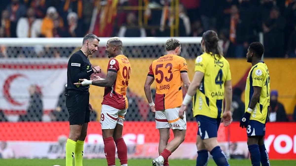 Galatasaray-Fenerbahçe derbisinin hakemi Slavko Vincic ülkesinde gündem oldu! İşte atılan manşetler Galatasaray-Fenerbahçe derbisinin hakemi Slavko Vincic ülkesinde gündem oldu! İşte atılan manşetler