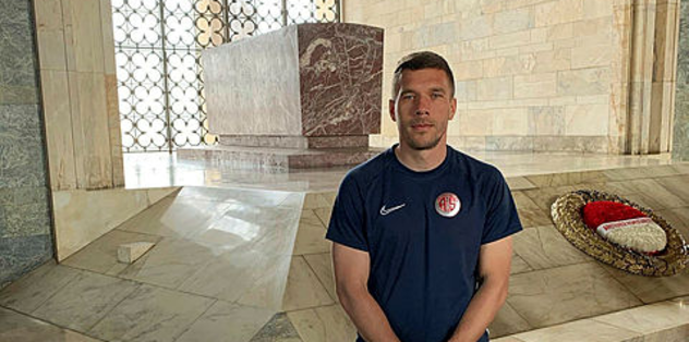 Poldi coşturuyor