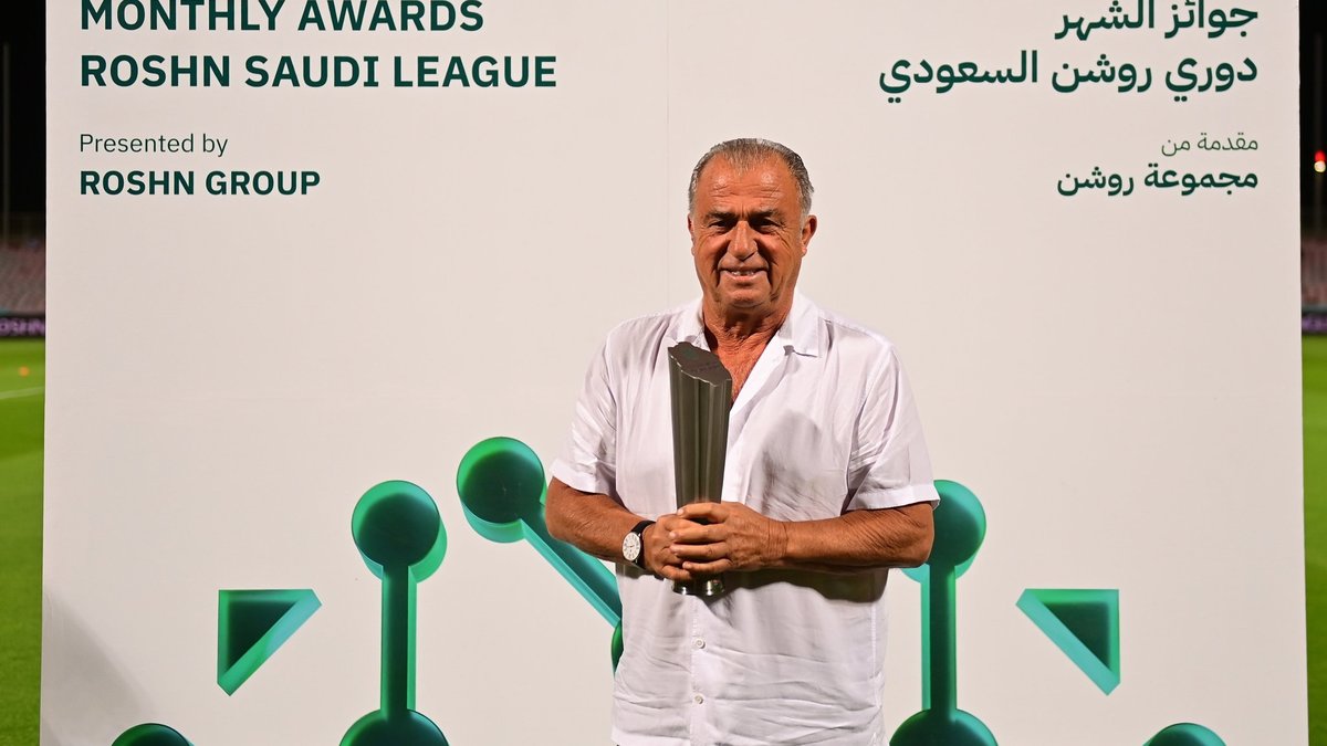 Fatih Terim Ayın Teknik Direktörü ödülünü aldı. Fatih Terim Ayın Teknik Direktörü ödülünü aldı.