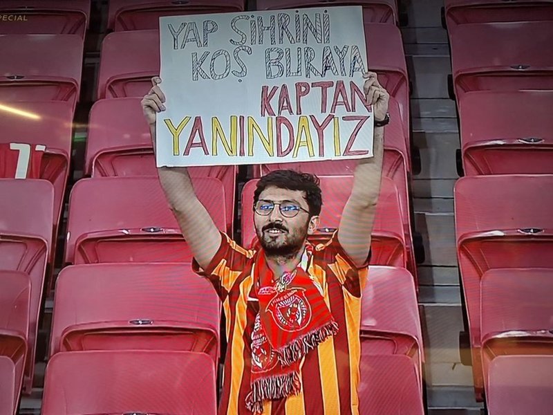 galatasarayli-taraftardan-kerem-akturkogluna-surpriz-yap-sihrini-kos-buraya-kaptan-1731321476248.jpg