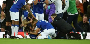 Evertonlı Gomes ameliyat edildi