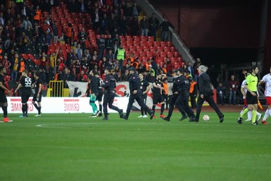 Eskişehirspor-Altınordu maçında taraftarlar sahaya indi