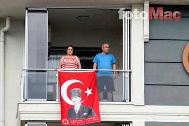 Tüm Türkiye saat 19.19’da balkonlara çıkarak İstiklal Marşı’nı okudu