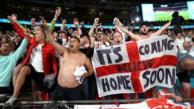 UEFA'dan İngiltere-Danimarka maçındaki olaylara ilişkin soruşturma! Kasper Schmeichel'ın gözüne lazer tutulmuştu