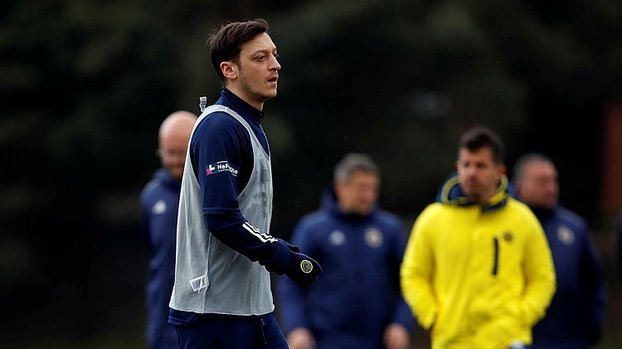 Mesut Özil kulübeye! #