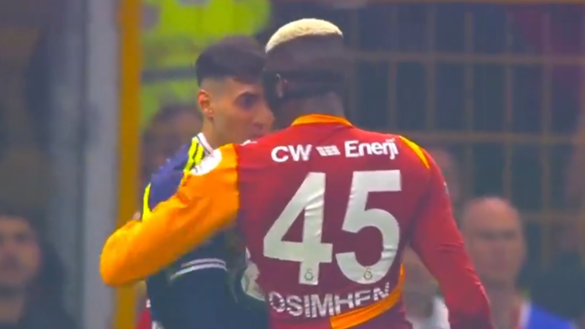 Derbinin sonunda Victor Osimhen ile Mert Müldür arasında sinirler gerildi!