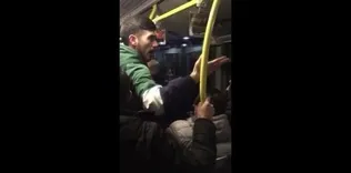 Metrobüs durağında taraftar kavgası