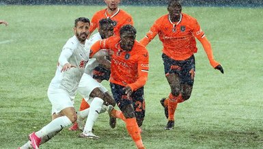 Başakşehir - Sivasspor maçında yoğun kar yağışı