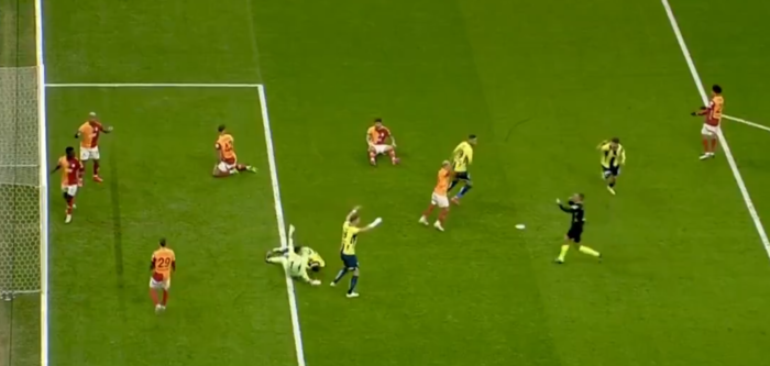 fenerbahcenin-golu-iptal-edildi-iste-o-pozisyon-1740418404883.png