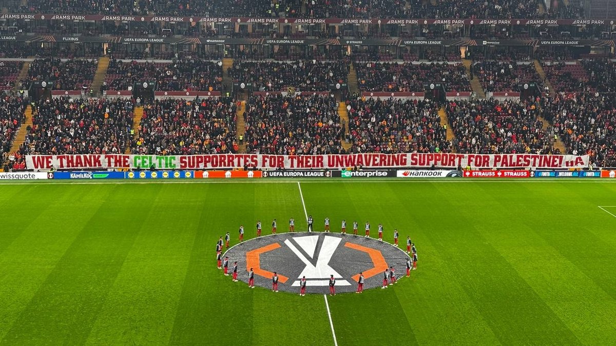 Galatasaray tribünlerinden 'Özgür Filistin' mesajı! Galatasaray tribünlerinden 'Özgür Filistin' mesajı!