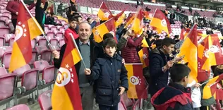 Hakkarili öğrenciler maçı izledi