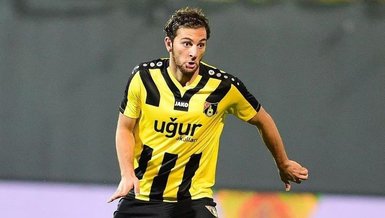Emrecan Uzunhan’ın eli kulağında