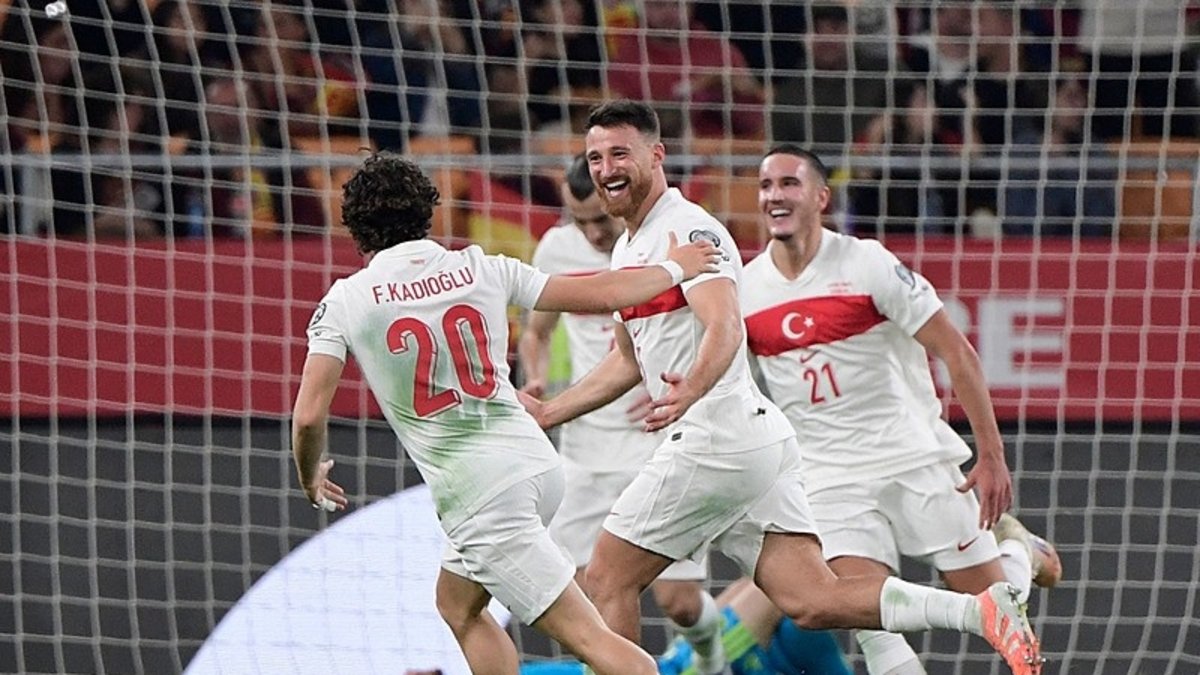 Alkışlar millilere