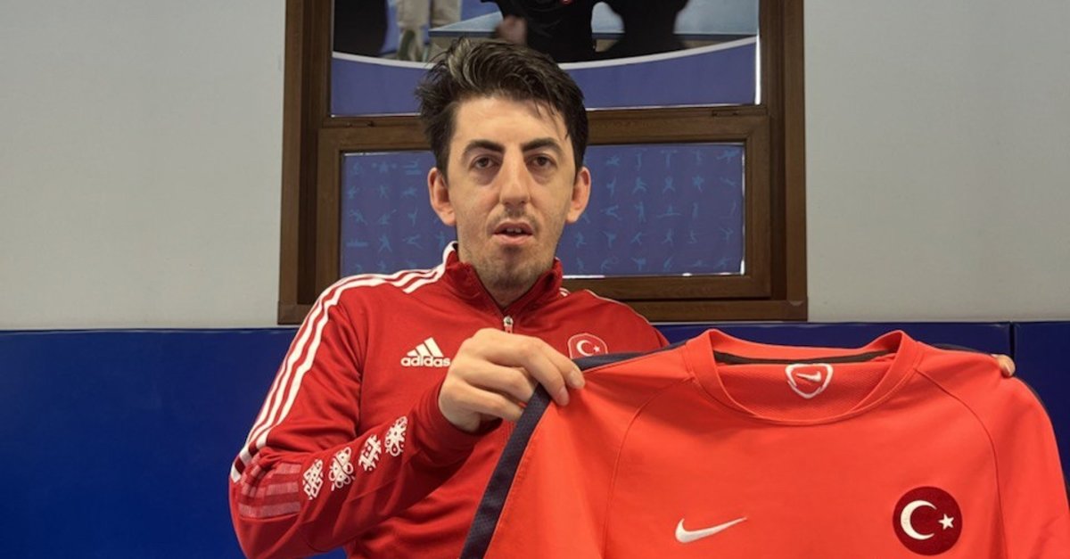 Milli masa tenisçi Abdullah Öztürk formasını depremzedeler için satıyor!