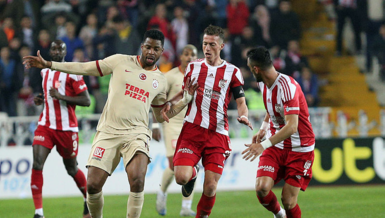 Galatasaray Da Sinirdakiler Kart Gormedi Son Dakika Galatasaray Haberleri Fotomac
