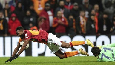 Bakambu yerde kaldı! Hakem penaltıyı verdi