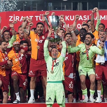 Şampiyon Galatasaray kupasını kaldırdı!