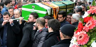 Mustafa Cengiz taraftarın tabutunu omuzladı