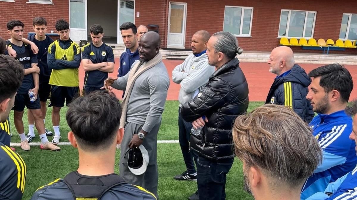 Eski Fenerbahçeli futbolcu Stephen Appiah, sarı-lacivertli kulübün top akademisini ziyaretleri etti.