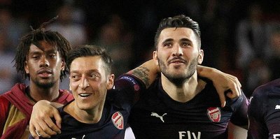 Mesut Özil'e yakın koruma