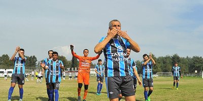 69 yaşındaki futbolcu yeni takımıyla ilk maçına çıktı