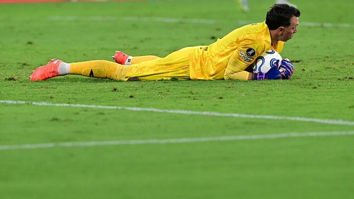 Fernando Muslera'dan korkutan anlar! Fenalaşarak kendini yere bıraktı