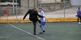 Başkan kötü oynayan futbolcusunu tekmeledi!