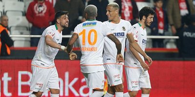 Alanyaspor beat Antalyaspor with 10-man