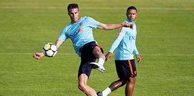 Van Persie döktürüyor!